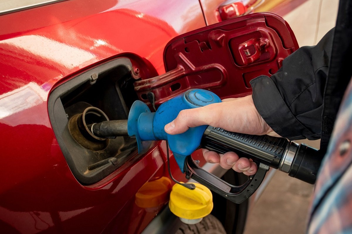Prețul benzinei, în creștere: Guvernul analizează măsuri pentru a evita 10 lei pe litru Prețurile carburanților ar putea crește semnificativ în România, pe fondul tensiunilor geopolitice din Orientul Mijlociu și al creșterii prețului petrolului la nivel global