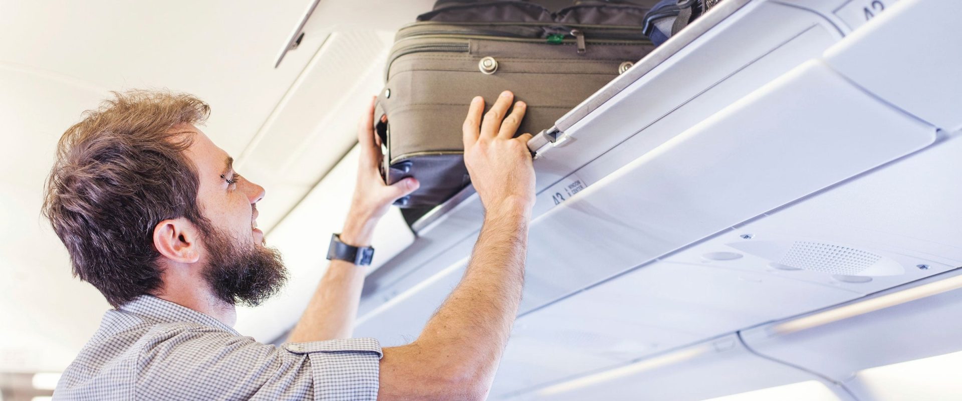 Atenție la bagajul de mână: Ce poți și ce nu poți lua în avion Regulile privind bagajul de mână la zborurile cu avionul sunt stricte și în continuă schimbare