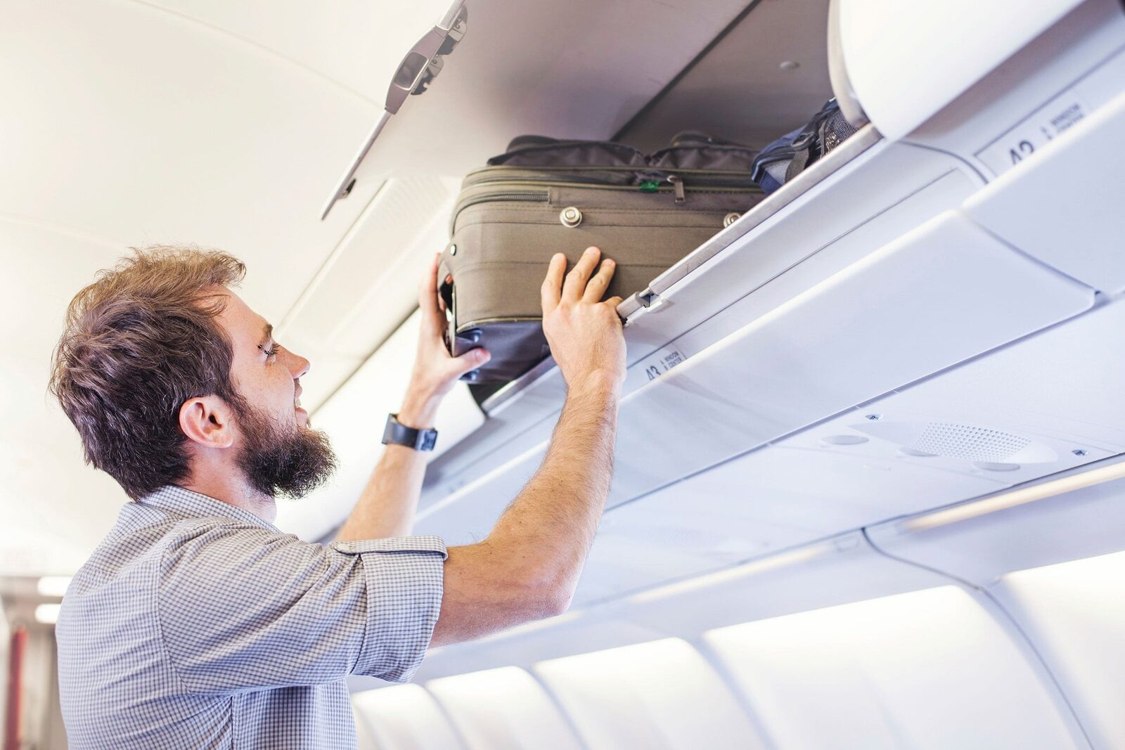 Atenție la bagajul de mână: Ce poți și ce nu poți lua în avion Regulile privind bagajul de mână la zborurile cu avionul sunt stricte și în continuă schimbare