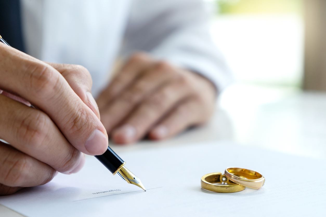 Contractul prenupțial: Cum stabilești regulile proprietății și ale banilor în căsătorie Un contract prenupțial, încheiat la notar înainte de nuntă, poate defini de la bun început cum vor fi împărțite bunurile și datoriile în cazul unui divorț