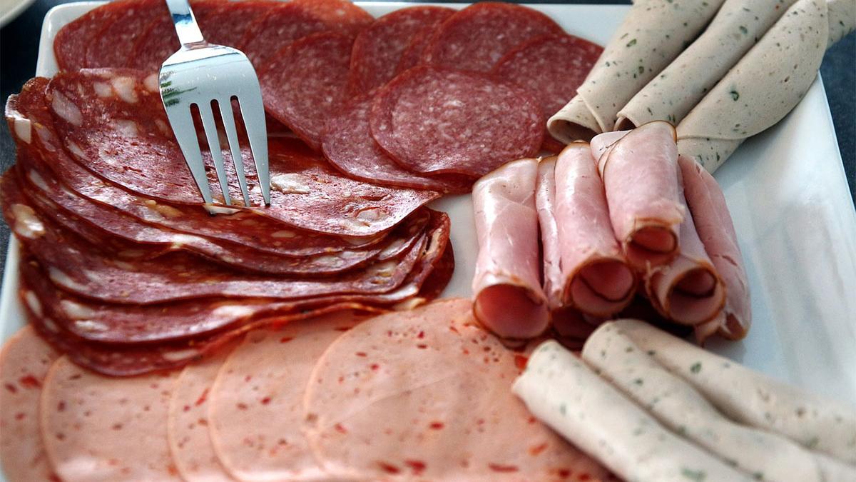 Parizerul, un aliment controversat: ce spun specialiștii despre „plăcerea vinovată” a românilor Parizerul, un produs alimentar popular și accesibil în România, este subiectul unor controverse în ceea ce privește valoarea sa nutrițională