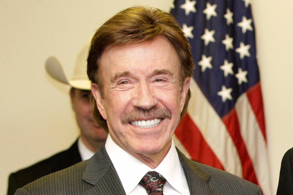 Chuck Norris, de la star de cinema la legendă urbană: Cum umorul a transformat un actor într-un simbol Actorul și expertul în arte marțiale Chuck Norris, cunoscut pentru rolurile sale în filme de acțiune, a decedat joi, 19 martie 2026, la vârsta de 86 de ani
