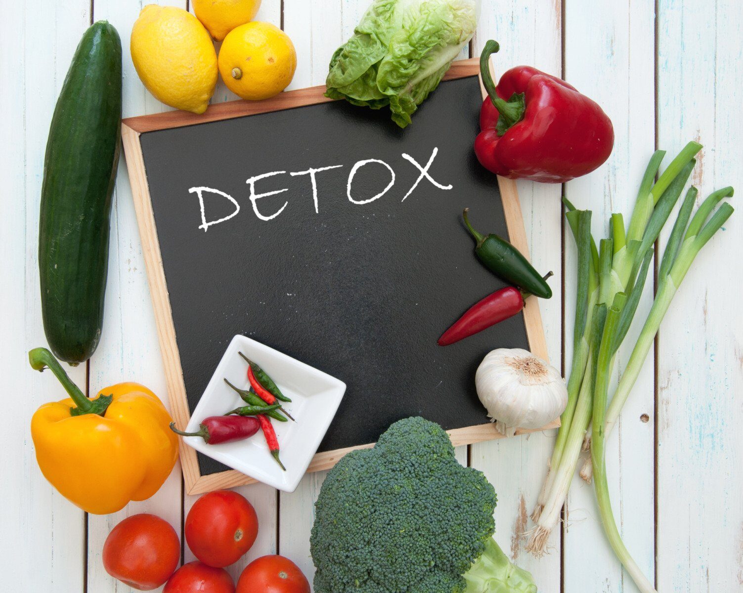 Detoxifierea de primăvară: între mit și realitate Odată cu venirea primăverii, o întrebare revine an de an: este necesară o cură de detoxifiere? După luni de iarnă, marcate de o alimentație mai bogată și un stil de viață mai sedentar, mulți resimt nevoia unui „restart” pentru organism