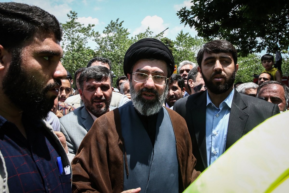 Mojtaba Khamenei, fiul liderului suprem iranian, ar putea deveni ținta Israelului după ce a fost desemnat pentru a prelua funcția Teheranul ar putea intra într-o nouă eră, marcată de tensiuni regionale sporite, după ce Mojtaba Khamenei, fiul actualului lider suprem, Ali Khamenei, a fost desemnat pentru a prelua această funcție