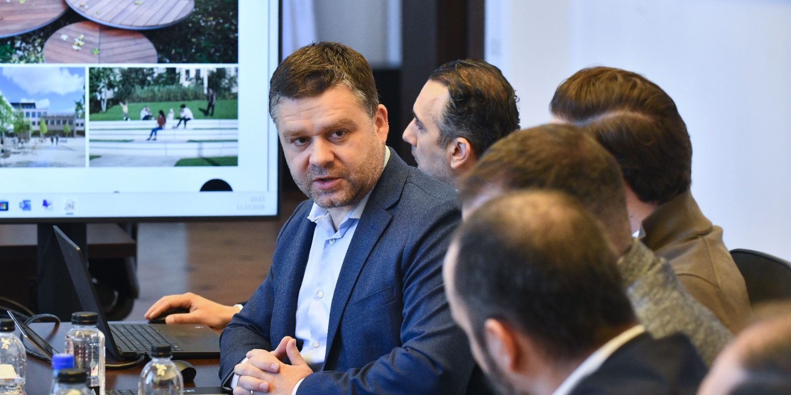 Ciucu și Hopincă discută despre modernizarea infrastructurii din București Primarul Capitalei, Ciprian Ciucu, s-a întâlnit miercuri cu primarul Sectorului 2, Rareș Hopincă, pentru a discuta despre o serie de proiecte de infrastructură și de amenajare a spațiilor verzi din sector