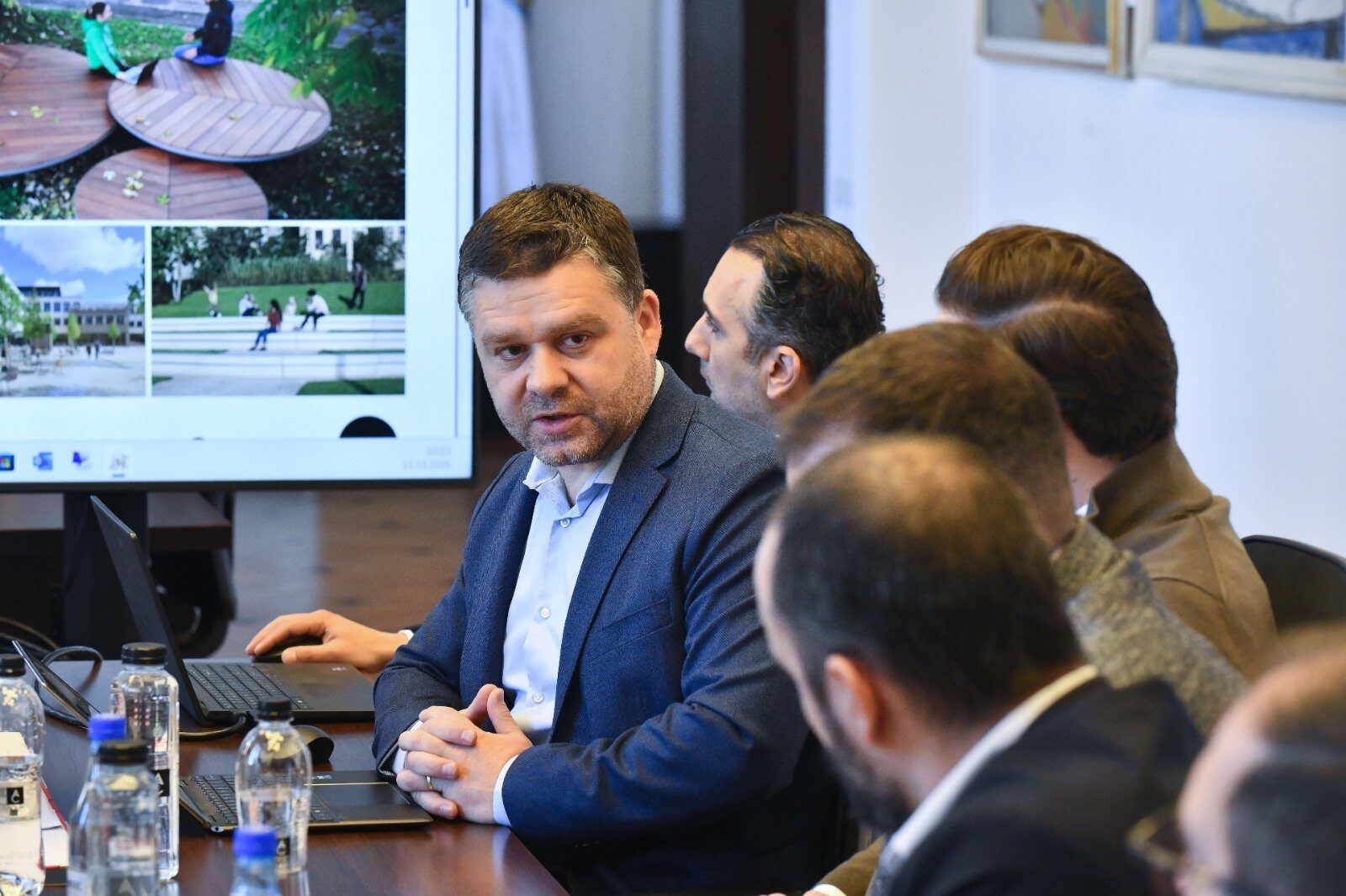 Ciucu și Hopincă discută despre modernizarea infrastructurii din București Primarul Capitalei, Ciprian Ciucu, s-a întâlnit miercuri cu primarul Sectorului 2, Rareș Hopincă, pentru a discuta despre o serie de proiecte de infrastructură și de amenajare a spațiilor verzi din sector