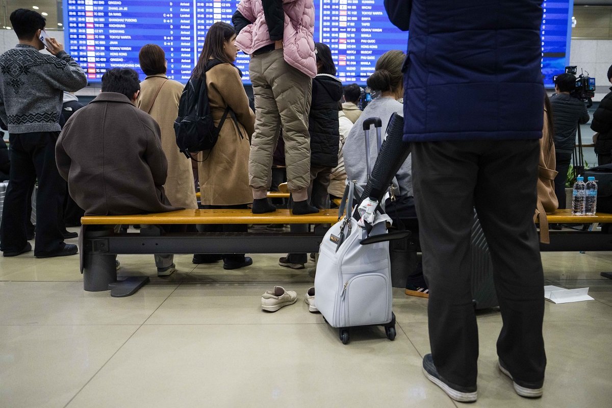 Întârziere prelungită a unui zbor: Pasagerii, despăgubiți cu greutate de compania aeriană Un zbor cu destinație necunoscută a suferit întârzieri considerabile, afectând pasagerii și generând o dispută legată de despăgubiri