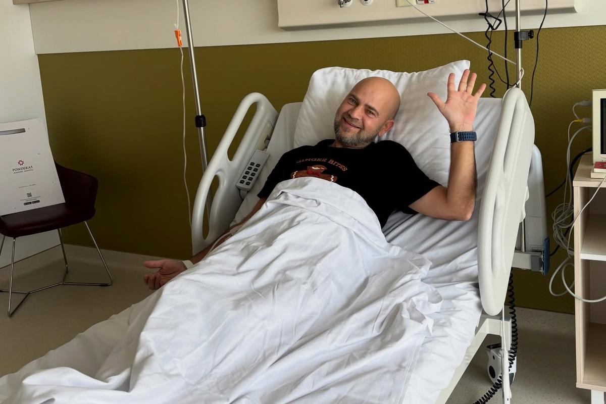 Cosmin Seleși, internat: Prezentatorul TV așteaptă rezultatele analizelor Cosmin Seleși, cunoscut prezentator TV, se află internat la Ponderas Academic Hospital, unde este monitorizat de o echipă medicală condusă de profesorul Cătălin Copăescu