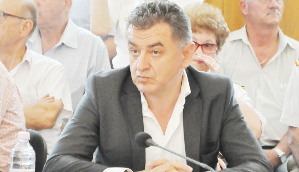 Gentea atacă parlamentarii PSD de Argeș: „Nu ajută cu nimic orașul” Primarul municipiului Pitești, Cristian Gentea, a lansat un atac dur la adresa parlamentarilor PSD de Argeș, acuzându-i că nu contribuie la dezvoltarea orașului, în ciuda faptului că se laudă cu rezultate pozitive