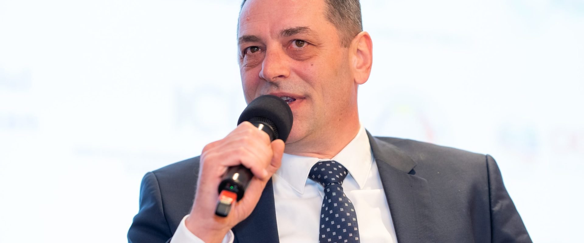 Educația digitală a cetățenilor, principala vulnerabilitate a securității cibernetice, conform ANCOM Educația precară a cetățenilor în domeniul digital reprezintă cea mai mare vulnerabilitate în ceea ce privește securitatea cibernetică, a declarat Cristin Popa, directorul executiv al Direcției Executive Monitorizare și Control din cadrul Autorității Naționale pentru Administrare și Reglementare în Comunicații (ANCOM)
