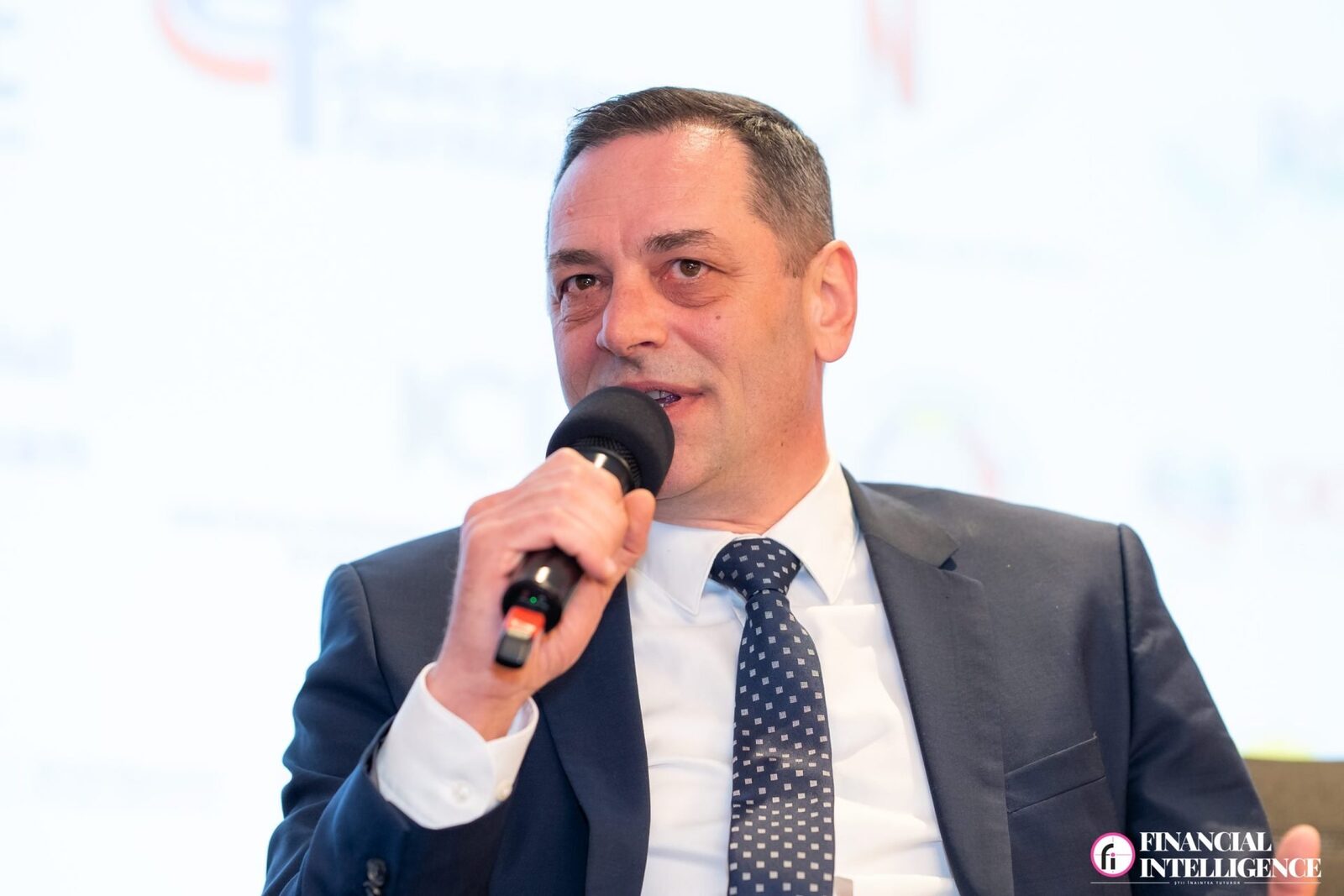 Educația digitală a cetățenilor, principala vulnerabilitate a securității cibernetice, conform ANCOM Educația precară a cetățenilor în domeniul digital reprezintă cea mai mare vulnerabilitate în ceea ce privește securitatea cibernetică, a declarat Cristin Popa, directorul executiv al Direcției Executive Monitorizare și Control din cadrul Autorității Naționale pentru Administrare și Reglementare în Comunicații (ANCOM)