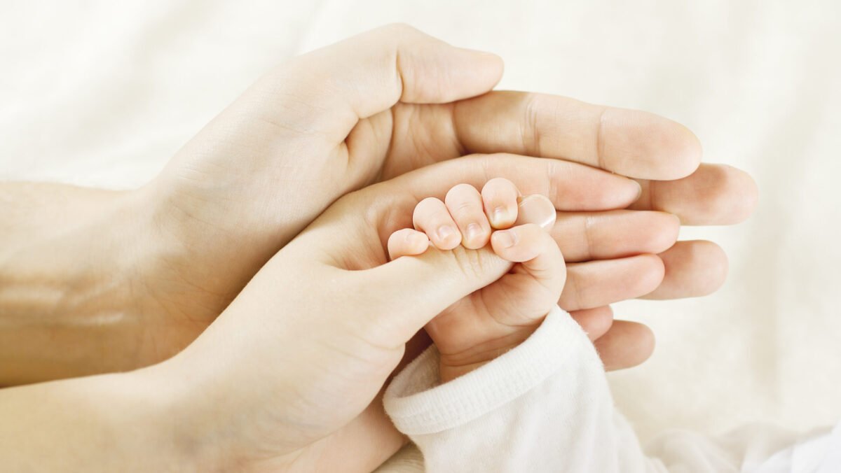 Criza demografică adâncește declinul populației: Săcelu, comuna unde nu s-a născut niciun copil în ultimii doi ani Comuna Săcelu, județul Vâlcea, ilustrează dramatic criza demografică cu care se confruntă România