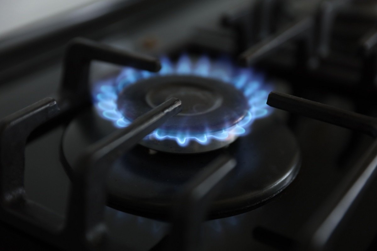 Gazele se scumpesc de la 1 aprilie: Românii, puși în fața unor facturi mai mari Românii se pregătesc pentru o posibilă creștere a facturilor la gaze naturale începând cu 1 aprilie, în contextul unor noi reglementări privind prețurile