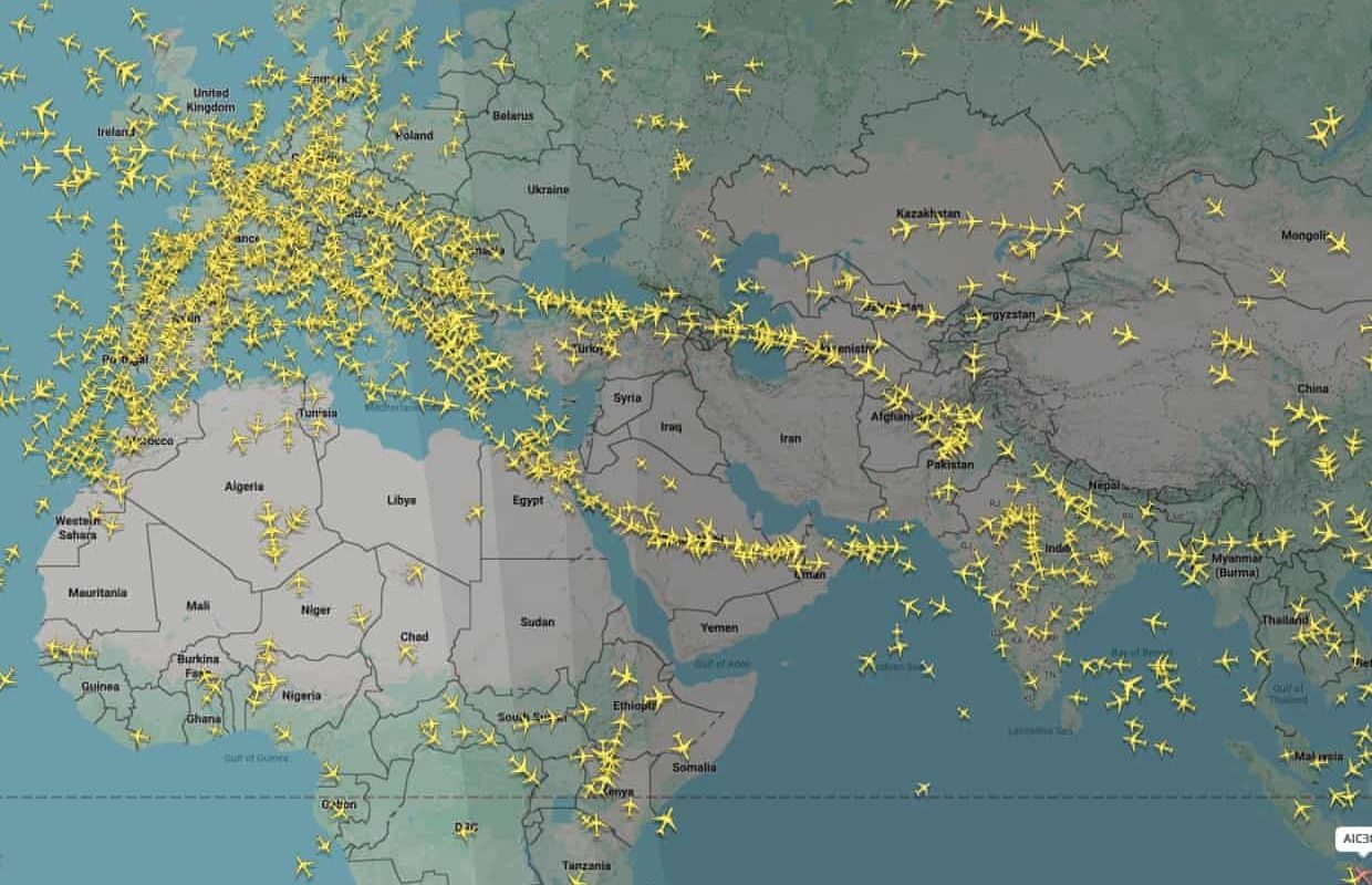 Flightradar24, platforma care transformă cerul în ecran: Cum a devenit aplicația de urmărire a zborurilor un barometru global al crizelor Platforma Flightradar24 a evoluat de la un simplu instrument pentru pasionații de aviație la un fenomen global, devenind un indicator al evenimentelor majore din lume