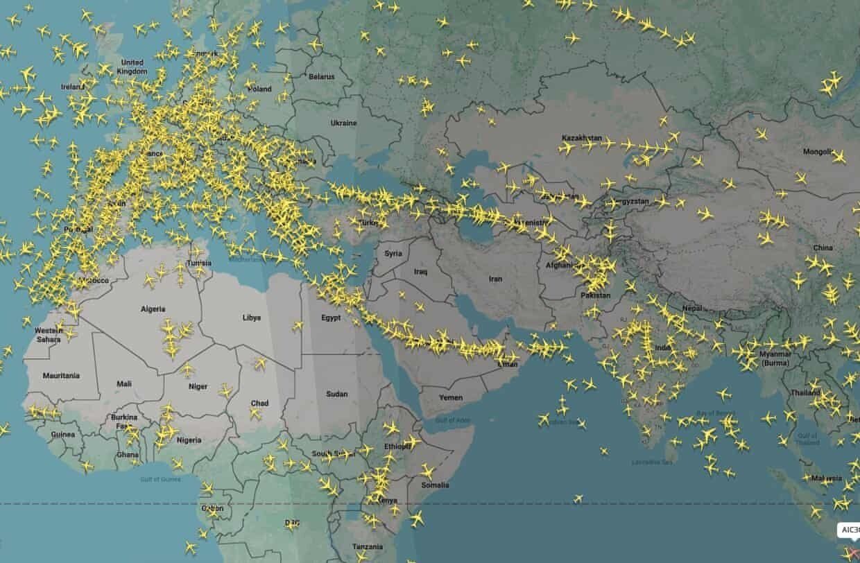 Flightradar24, platforma care transformă cerul în ecran: Cum a devenit aplicația de urmărire a zborurilor un barometru global al crizelor Platforma Flightradar24 a evoluat de la un simplu instrument pentru pasionații de aviație la un fenomen global, devenind un indicator al evenimentelor majore din lume