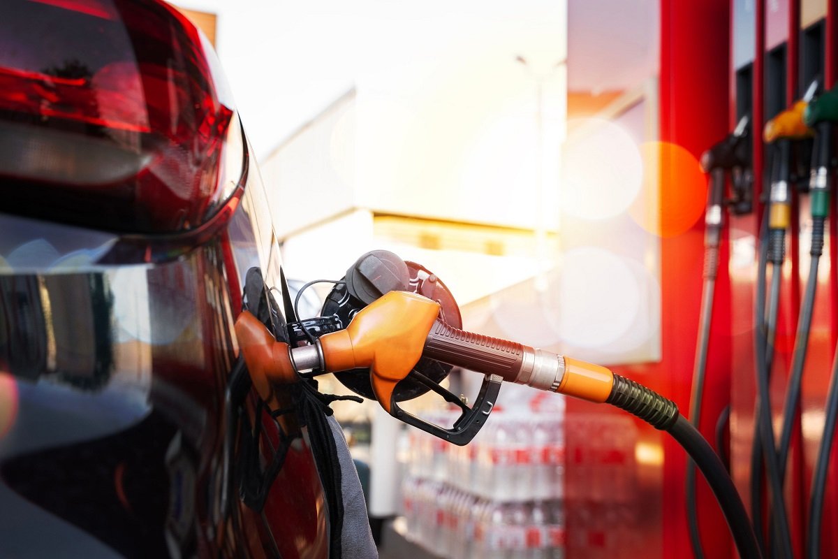 Benzina sub 9 lei? Guvernul pregătește un mecanism pentru a reduce prețurile la pompă Prețul carburanților ar putea scădea sub pragul de 9 lei pe litru, potrivit unor surse guvernamentale