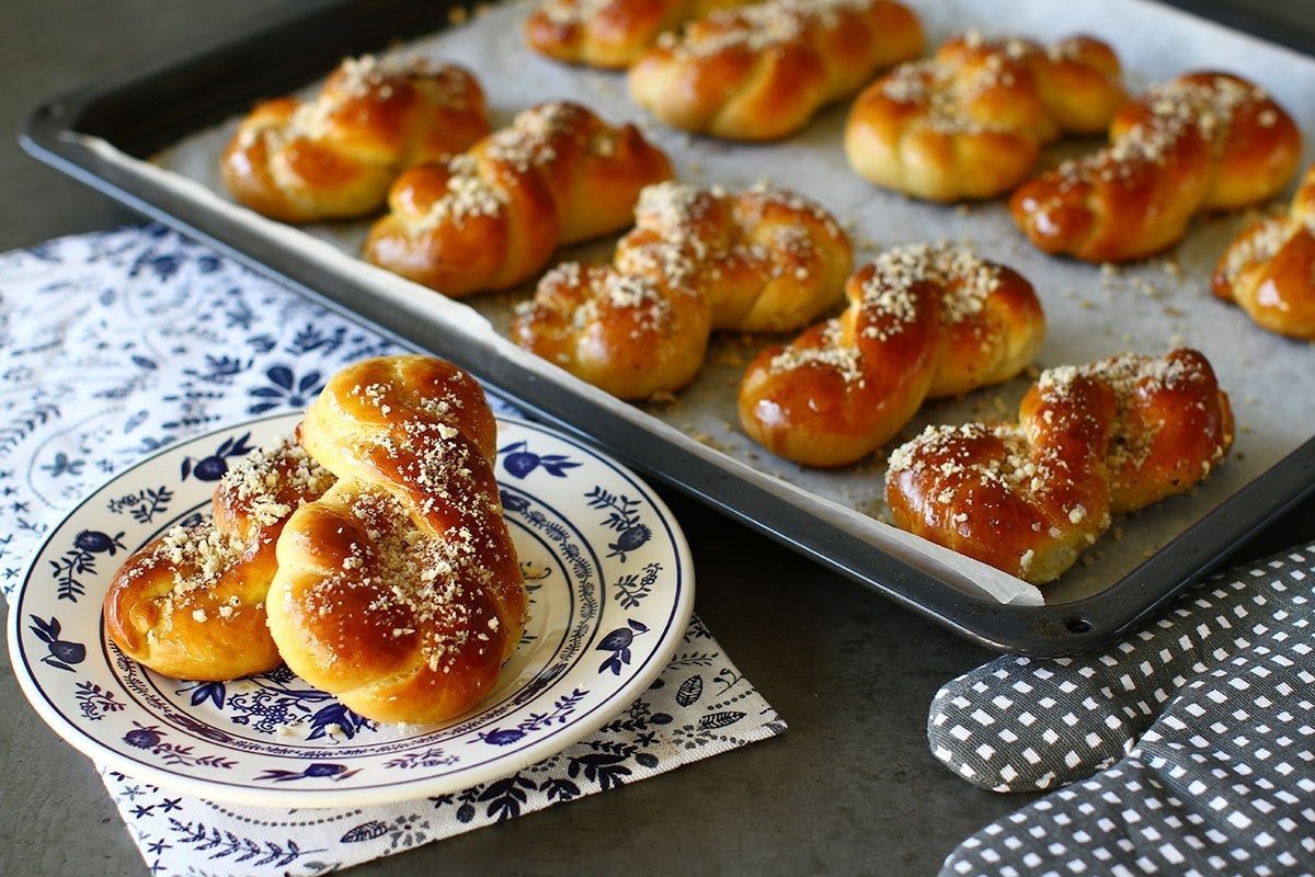 Mucenici însiropați: Cum să obții dulceața perfectă fără exces Mucenicii, desertul tradițional pregătit în România pe 9 martie pentru sărbătoarea celor 40 de Mucenici, pot fi o adevărată provocare din cauza cantității mari de zahăr