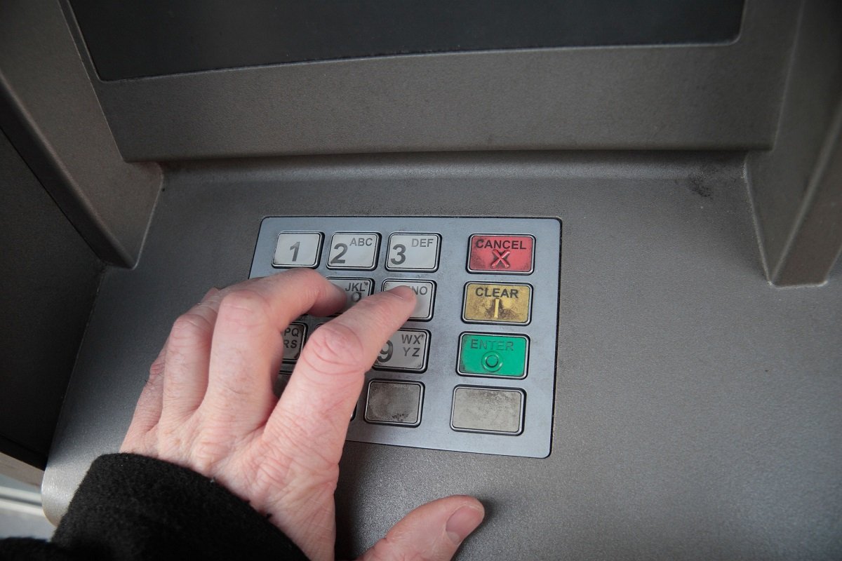 Hoții de carduri folosesc o metodă simplă, dar eficientă, pentru a vă fura banii Un nou tip de înșelăciune la bancomate, bazat pe o tehnică ingenioasă, dar simplă, a început să facă victime