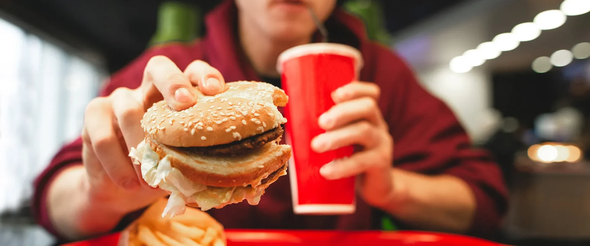 Un client KFC din Timișoara a avut parte de o surpriză neașteptată la ultima comandă: burgerul său a venit cu mesajul „GOL sărăcie” inscripționat pe ambalaj și conținea doar carne