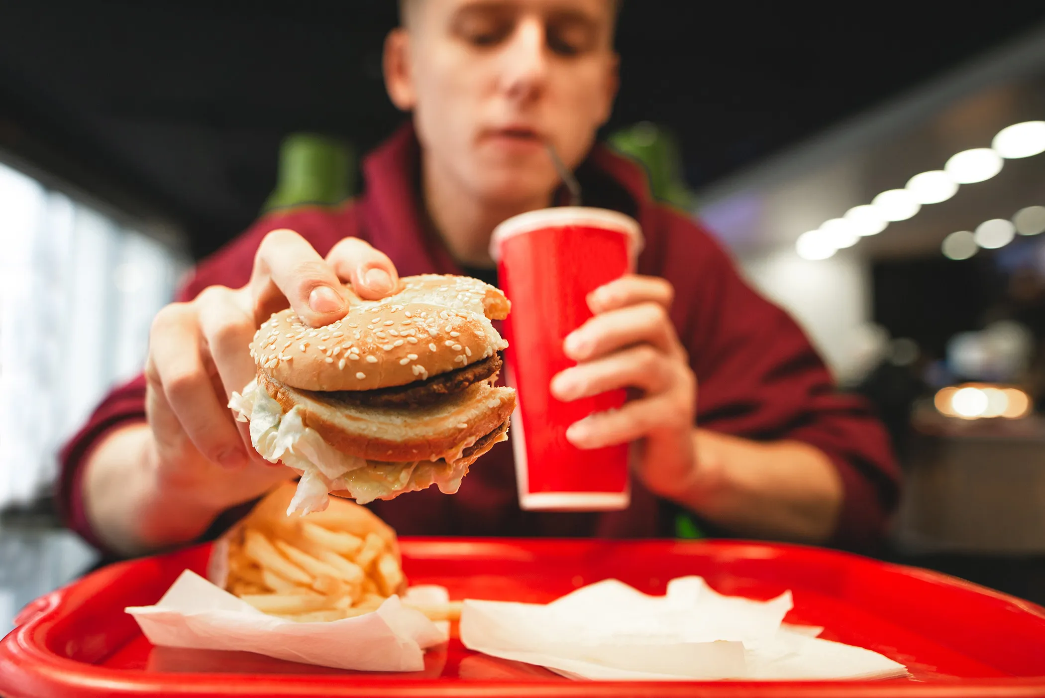 Un client KFC din Timișoara a avut parte de o surpriză neașteptată la ultima comandă: burgerul său a venit cu mesajul „GOL sărăcie” inscripționat pe ambalaj și conținea doar carne