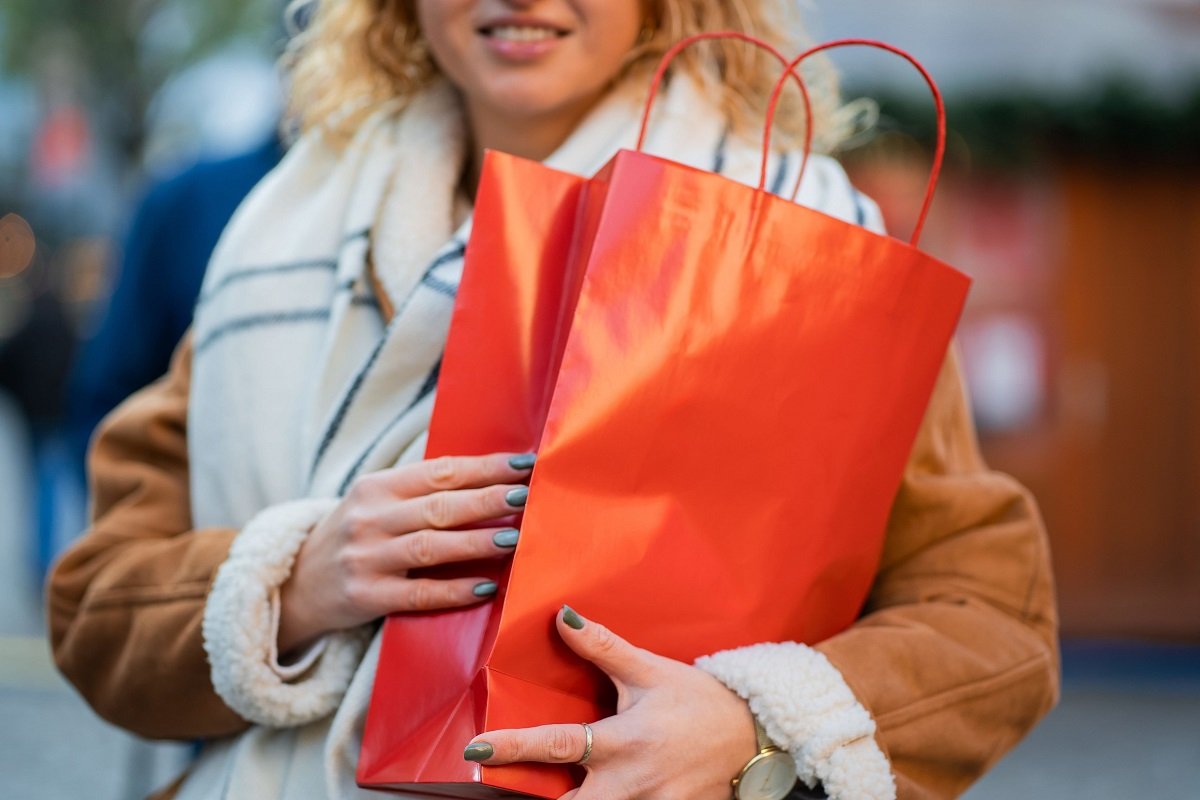 Cum să faci cumpărături inteligente la supermarket și să economisești bani Românii pot reduce semnificativ cheltuielile la cumpărături prin adoptarea unor strategii simple, dar eficiente