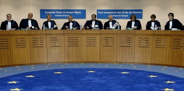 CEDO Critică Dur Sancțiunea Pentru Un Polițist Turc Acuzat de Violențe Curtea Europeană a Drepturilor Omului (CEDO) a emis o decizie critică cu privire la sancțiunea aplicată unui polițist turc, acuzat de violențe împotriva unei manifestante