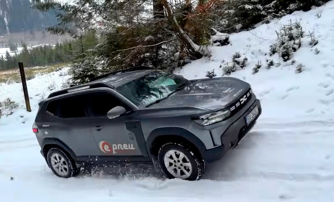 Dacia Duster, testată pe zăpadă alături de offroadere japoneze renumite O Dacia Duster 4×4 a fost supusă unui test comparativ pe un traseu montan acoperit de zăpadă, confruntându-se cu trei modele offroad japoneze cunoscute pentru robustețea lor: Suzuki Vitara, Mitsubishi Pajero Junior și Toyota Land Cruiser