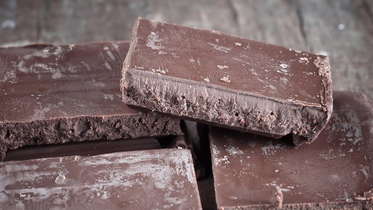 De ce apare albul pe ciocolată și dacă este comestibilă Ai observat vreodată o peliculă albicioasă pe ciocolata ta preferată? Nu te grăbi să o arunci, pentru că, de cele mai multe ori, aspectul inestetic nu înseamnă că produsul s-a stricat