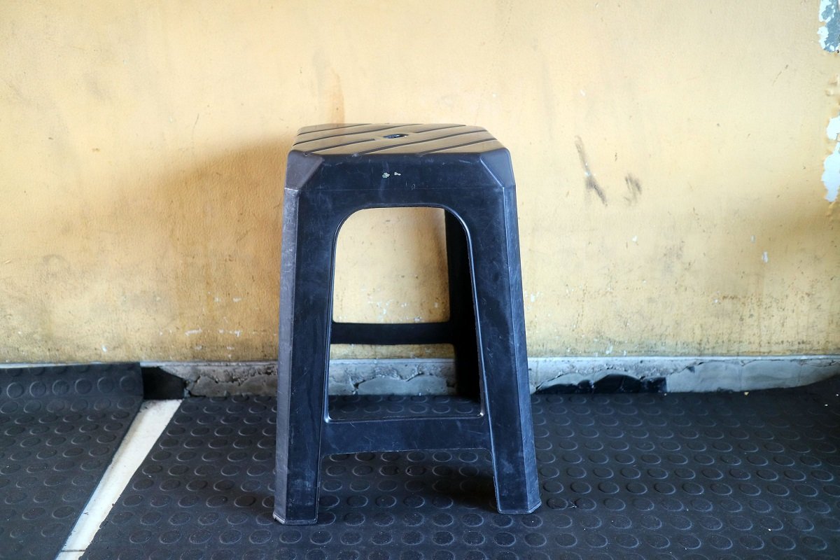 De ce au taburetele o gaură în mijloc? Un detaliu aparent simplu, cu multiple beneficii La prima vedere, gaura din mijlocul unui taburet poate părea un simplu element de design