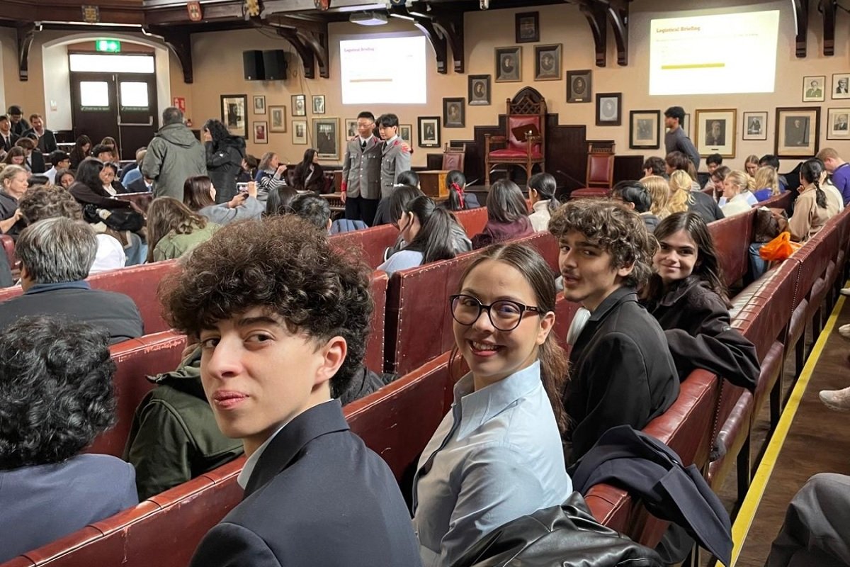 Debut de senzație pentru România la Cambridge: Elevii români domină competiția de dezbateri Liceeni români au reușit o performanță remarcabilă la prestigiosul turneu de dezbateri de la Cambridge, ocupând întreg podiumul la categoria ESL (English as a Secondary Language), dedicată vorbitorilor non-nativi de limba engleză