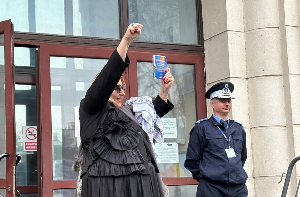 Diana Șoșoacă, europarlamentar și fost senator, a fost prezentă luni dimineață la Parchetul General, unde se va dispune o expertiză psihiatrică în cazul său