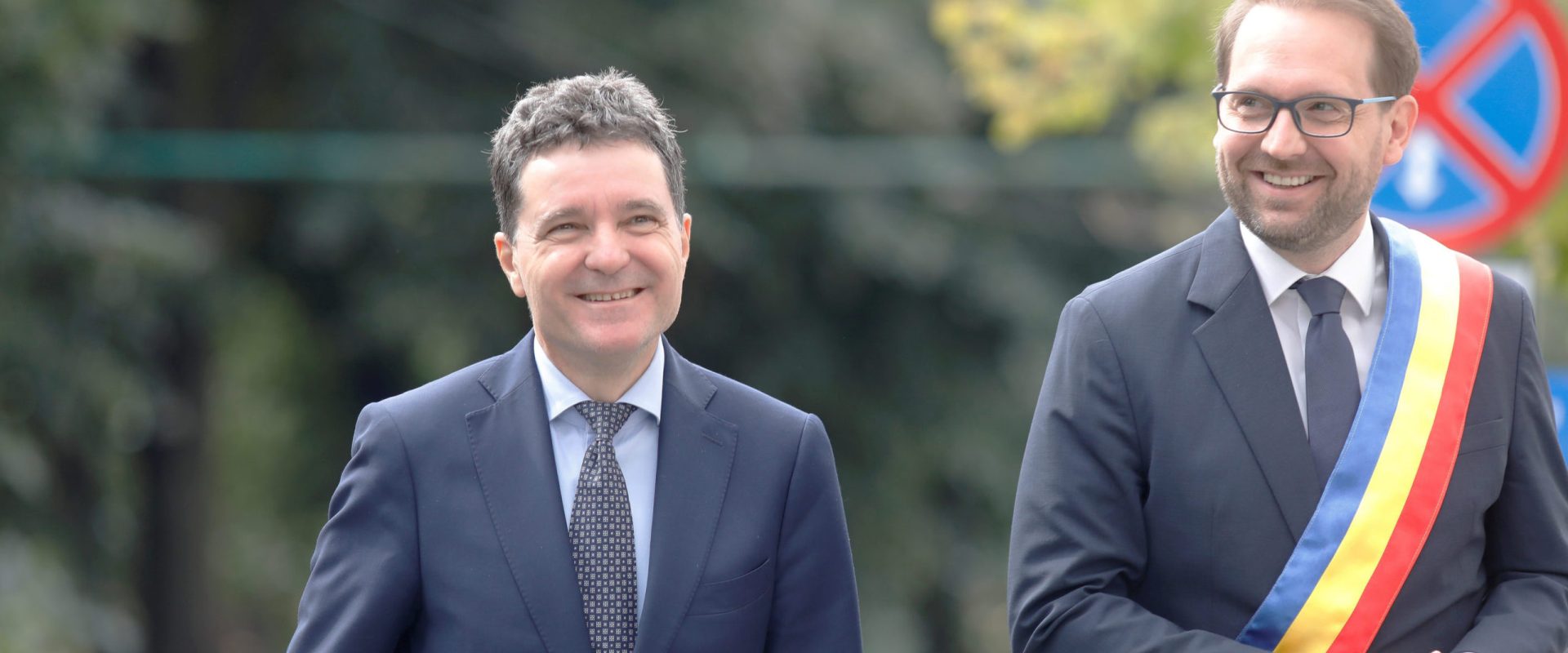 Întâlniri săptămânale la Cotroceni: Dominic Fritz și Nicușor Dan discută despre „temele zilei” Liderul USR, Dominic Fritz, a dezvăluit că are întâlniri săptămânale cu președintele Klaus Iohannis, la Palatul Cotroceni, pentru a discuta despre subiectele de actualitate