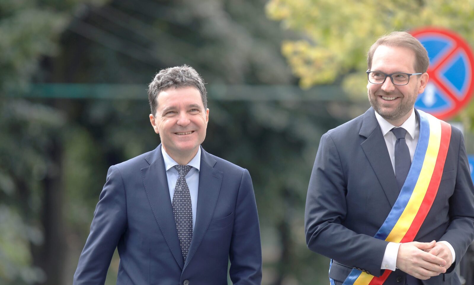 Întâlniri săptămânale la Cotroceni: Dominic Fritz și Nicușor Dan discută despre „temele zilei” Liderul USR, Dominic Fritz, a dezvăluit că are întâlniri săptămânale cu președintele Klaus Iohannis, la Palatul Cotroceni, pentru a discuta despre subiectele de actualitate