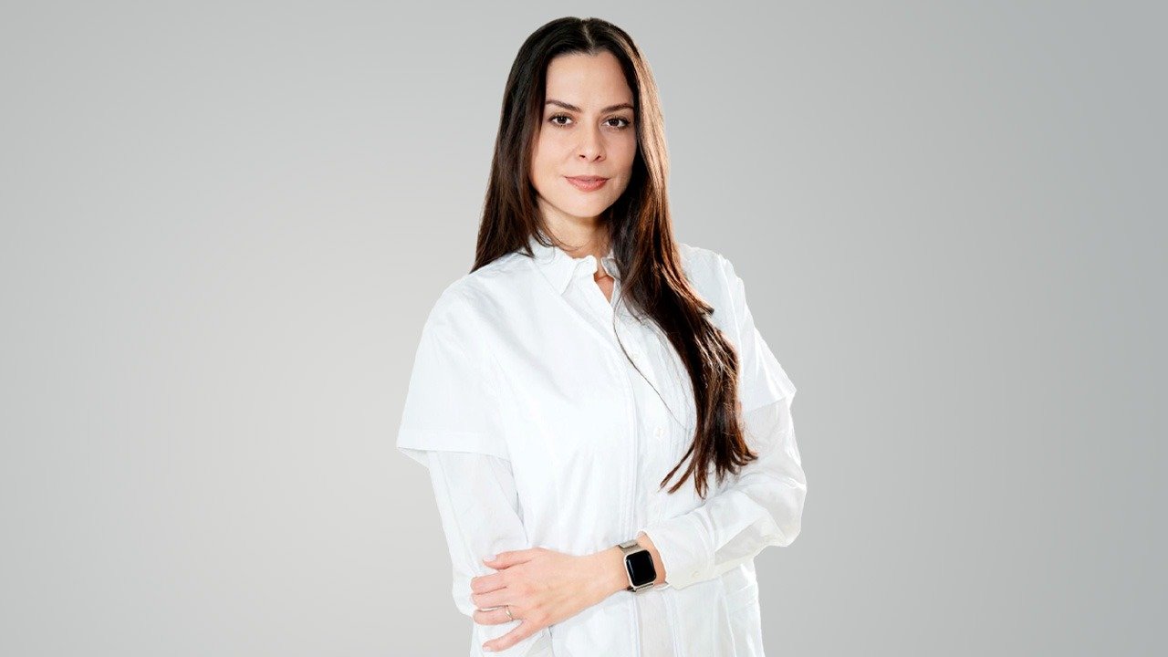 Terapia hormonală la menopauză: când și cum poate îmbunătăți calitatea vieții Terapia hormonală de substituție (THS) în perioada menopauzei nu este doar o soluție pentru bufeuri, ci poate avea un impact semnificativ asupra stării de sănătate generale, susține dr