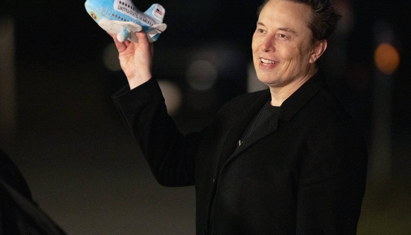 Elon Musk, încoronat din nou cel mai bogat om al planetei Elon Musk, controversatul om de afaceri, a reușit să își consolideze poziția de lider în clasamentul celor mai bogați oameni din lume, publicat recent de revista Forbes