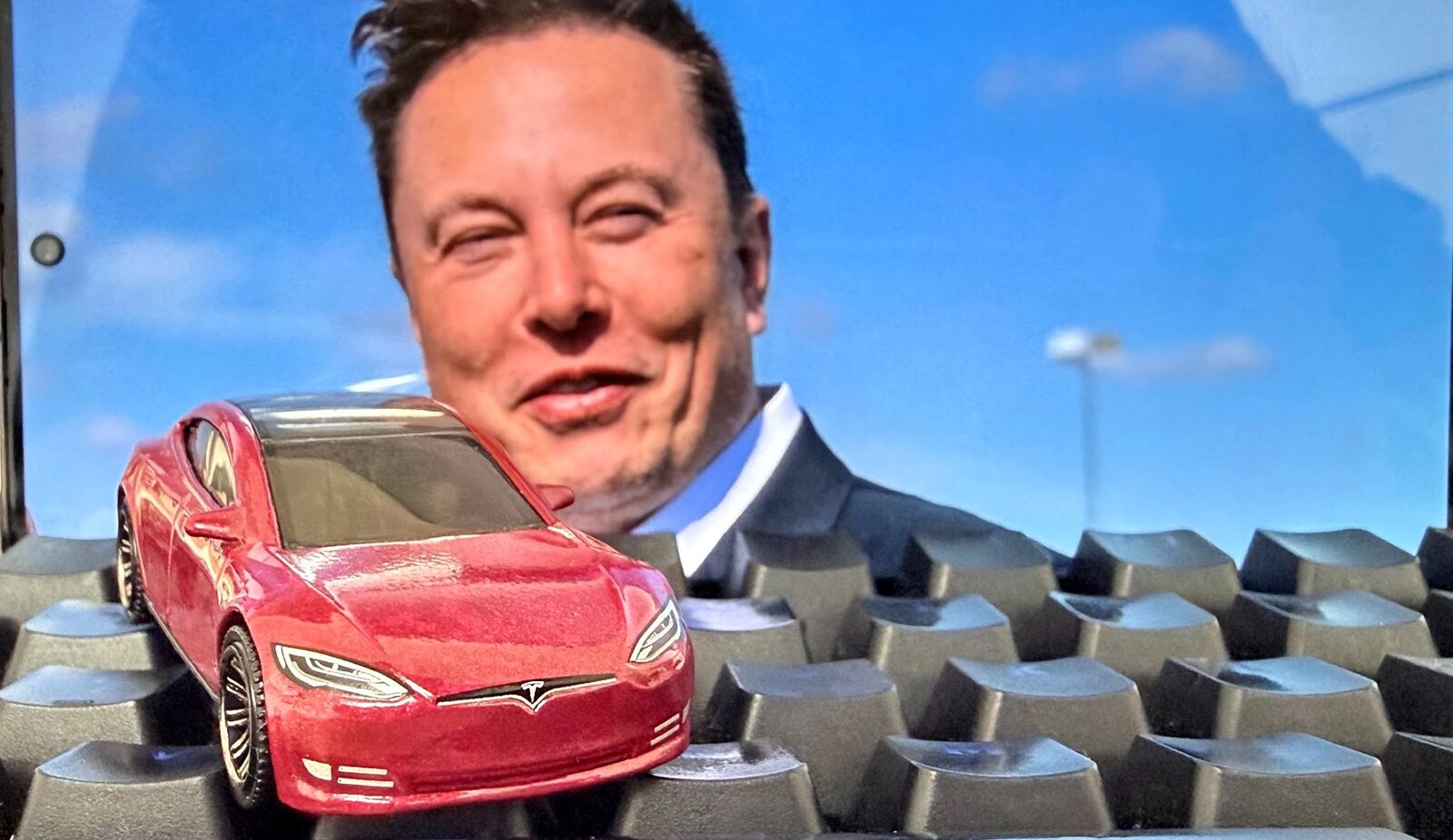 Tesla plănuiește o fabrică uriașă de cipuri pentru a-și controla viitorul în domeniul inteligenței artificiale Tesla, compania fondată de Elon Musk, ar putea construi propria fabrică de cipuri, dedicată în special sistemelor de inteligență artificială (AI)