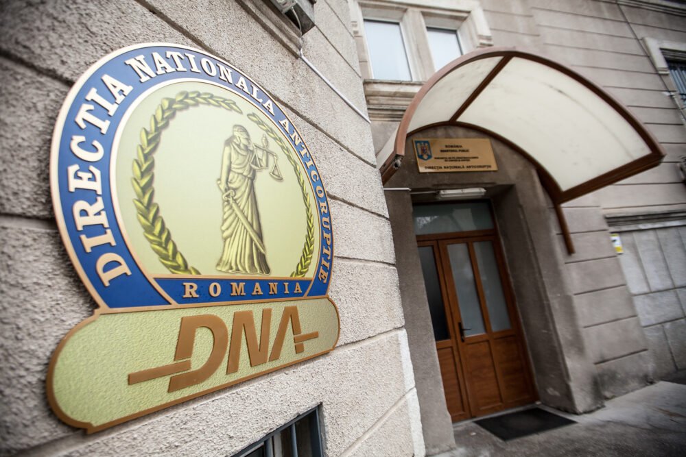 Doi funcționari cu funcții de conducere din cadrul Direcției Generale Regionale a Finanțelor Publice București (DGRFP) au fost plasați sub control judiciar pentru următoarele 60 de zile
