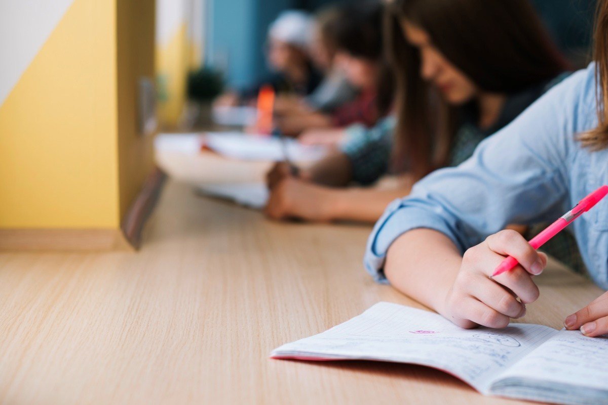 Simulările examenelor naționale, în pericol din cauza protestelor profesorilor Simulările pentru examenele naționale riscă să fie „serios perturbate”, conform anunțului de marți al reprezentanților Federației Sindicatelor Libere din Învățământ (FSLI) și Federației Sindicatelor din Educație „Spiru Haret”