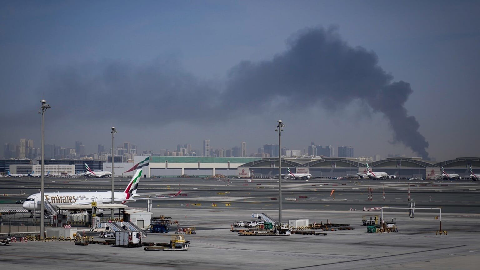 Zborurile de pe Aeroportul din Dubai, suspendate după interceptarea unei drone; explozia a zguduit cerul Operațiunile pe Aeroportul Internațional din Dubai (DXB), unul dintre cele mai aglomerate din lume, au fost suspendate temporar sâmbătă, în urma interceptării unei potențiale amenințări aeriene