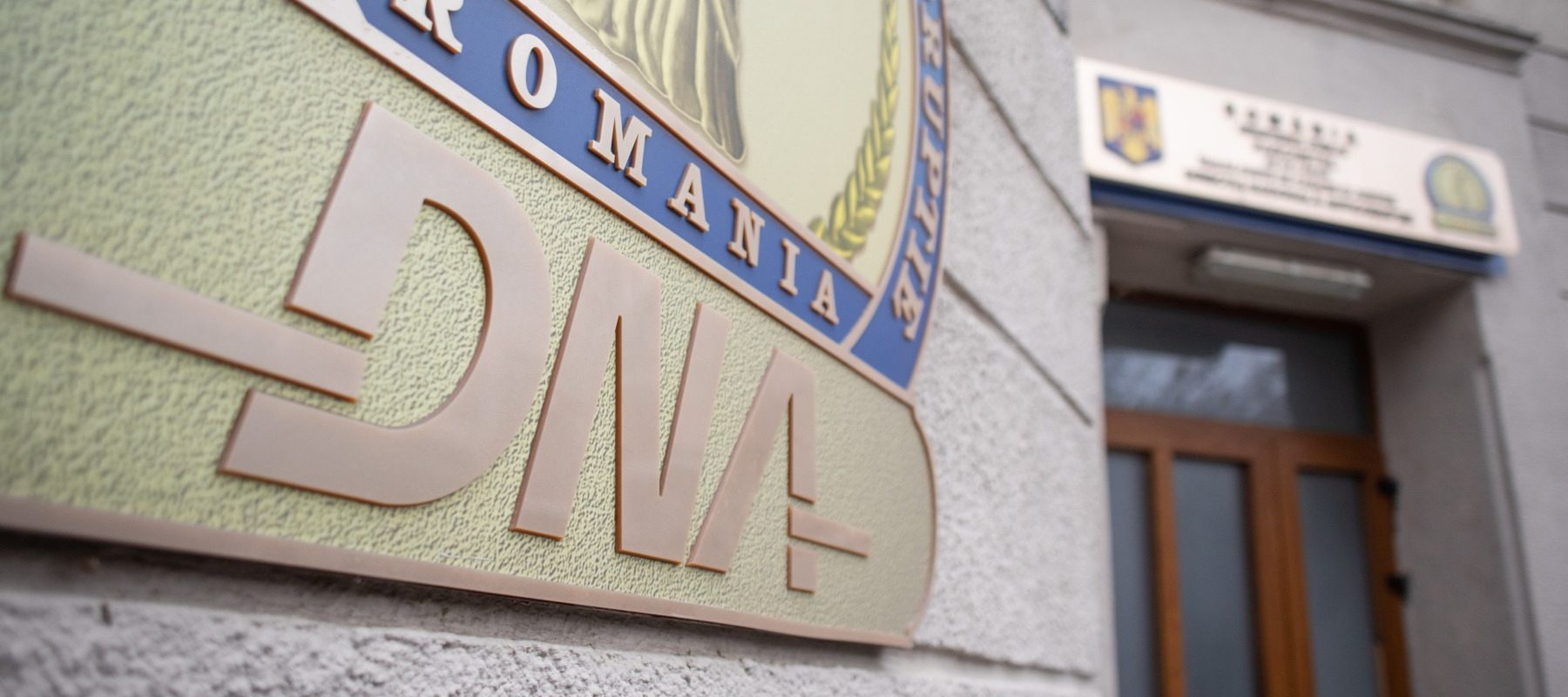 Doi directori de la Finanțele București, controlați de DNA pentru mită de 50.000€