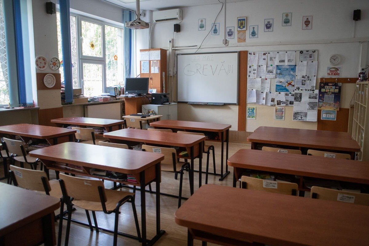 Prefectul de Vaslui acuză sindicatele din educație de presiuni asupra profesorilor Prefectul județului Vaslui, Eduard Popica, a declarat miercuri, în cadrul ședinței Colegiului Prefectural, că a primit informații potrivit cărora reprezentanți ai sindicatelor din educație i-ar fi obligat pe unii profesori să boicoteze simulările examenelor naționale