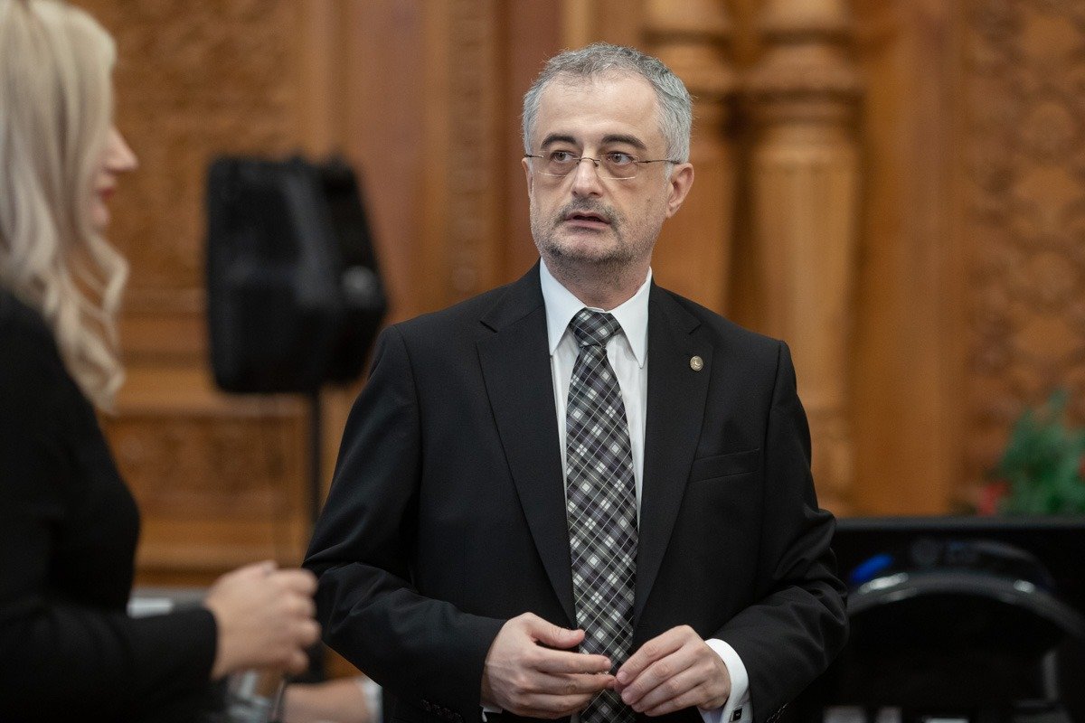 Deputatul Andronache acuză PSD de intenții ascunse în dezbaterea bugetului Deputatul PNL Gabriel Andronache a criticat dur amendamentele depuse de Partidul Social Democrat (PSD) la proiectul de buget de stat, acuzând formațiunea politică de intenții ascunse