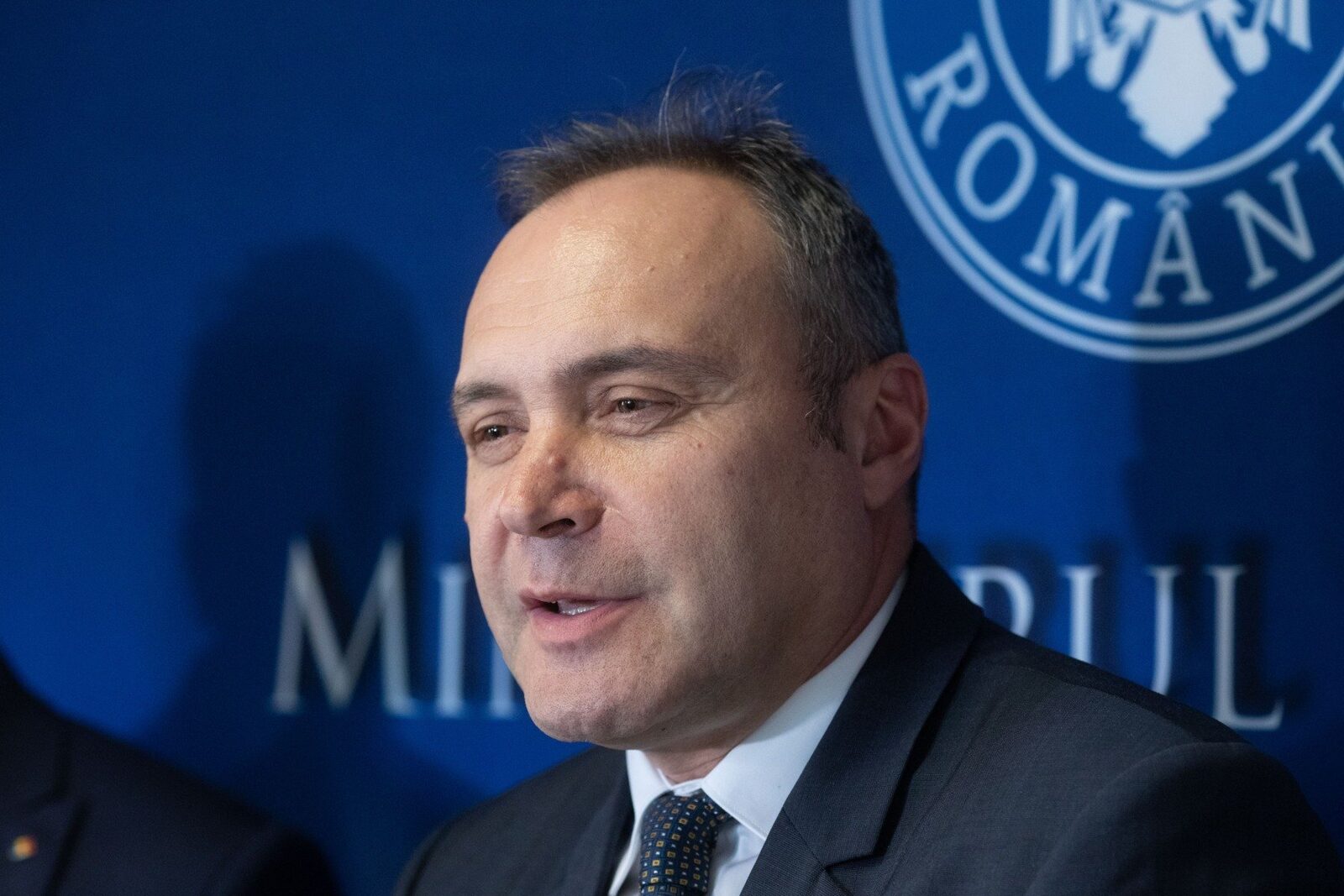 România, țara cu prețuri mari la combustibili: Măsuri puține, efecte resimțite România se confruntă cu o criză a prețurilor la combustibili, dar, potrivit evaluărilor, măsurile concrete luate de autorități pentru a o gestiona rămân limitate