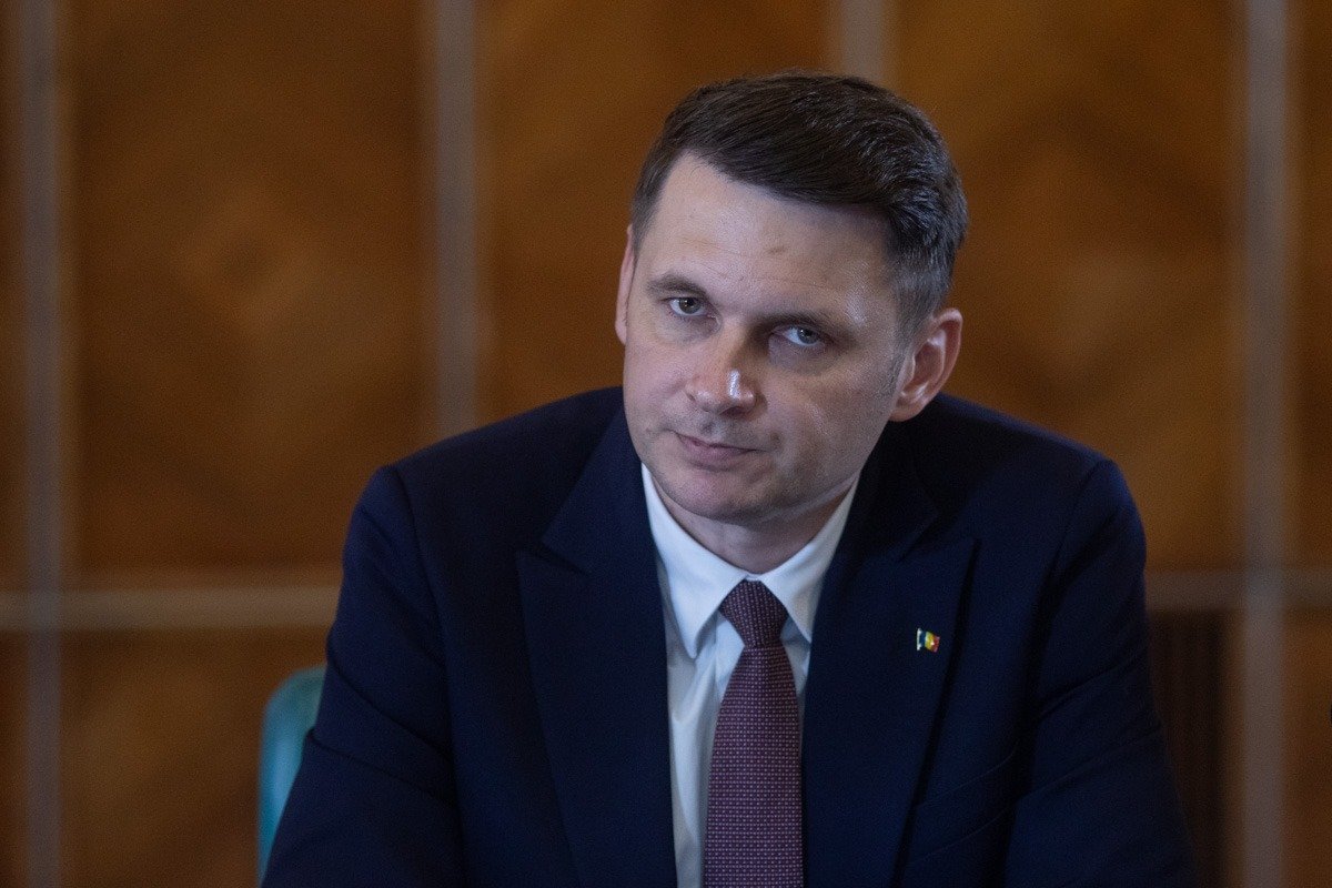 Abrudean: PNL și PSD, fiecare pe drumul său în relația cu premierul Președintele Senatului, Mircea Abrudean, a clarificat luni, într-o declarație de presă, relațiile dintre Partidul Național Liberal (PNL) și Partidul Social Democrat (PSD), în contextul unor posibile tensiuni privind desemnarea premierului