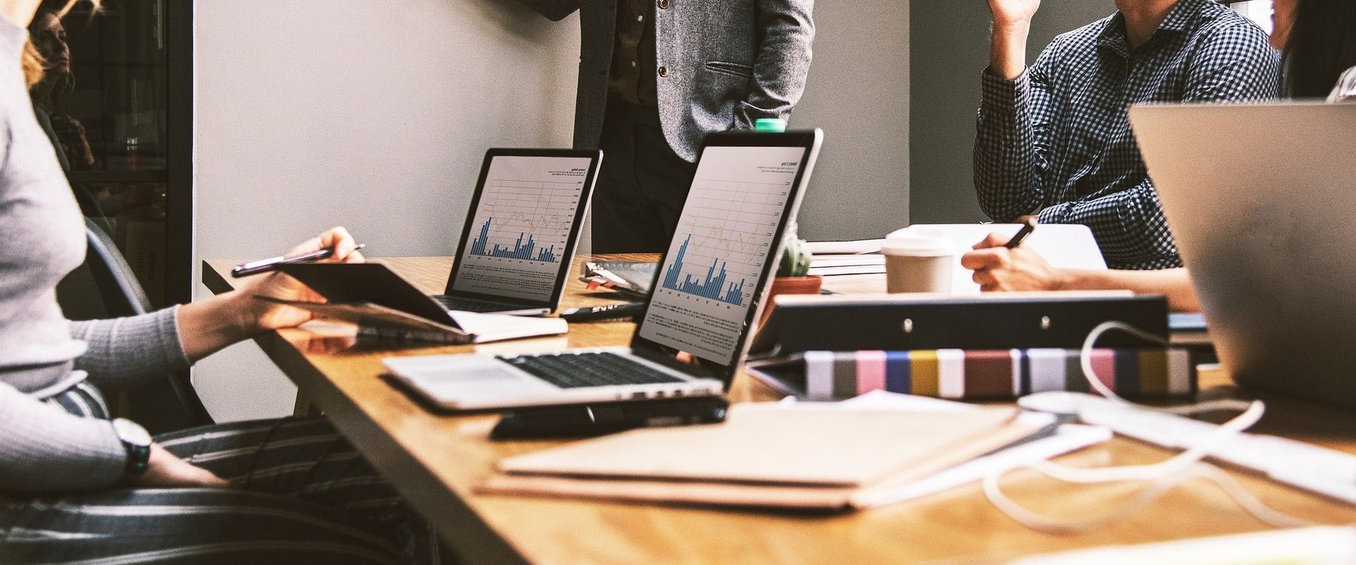 Salarii de top pentru absolvenți: IT, Inginerie și Medicină domină piața muncii Sectorul IT din România continuă să fie unul dintre cele mai bine plătite, cu un salariu mediu care poate depăși 7.500 de lei lunar