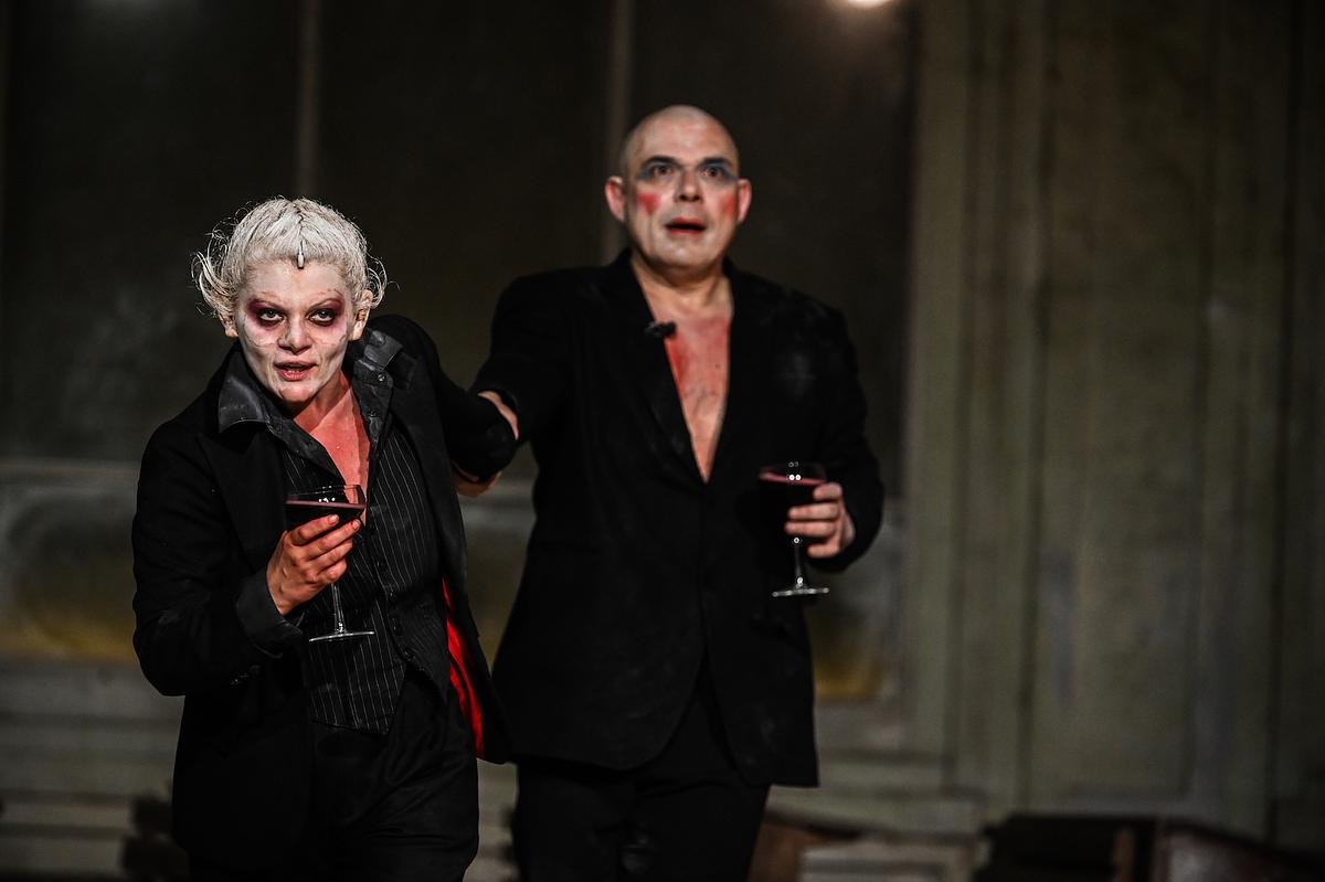 Faust-ul lui Purcărete revine la Sibiu: biletele, puse în vânzare vinerea viitoare Spectacolul „Faust”, regizat de Silviu Purcărete la Teatrul Radu Stanca din Sibiu, continuă să atragă spectatorii, la mai bine de 18 ani de la premieră