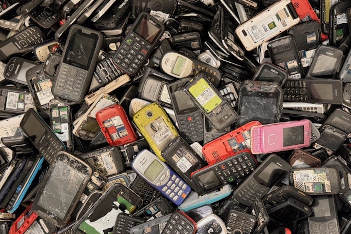 Românii, campioni la telefoane vechi: milioane de aparate zac în sertare Un nou studiu realizat de Ipsos pentru Asociația Environ arată că românii preferă să păstreze telefoanele mobile vechi în sertare, în loc să le recicleze