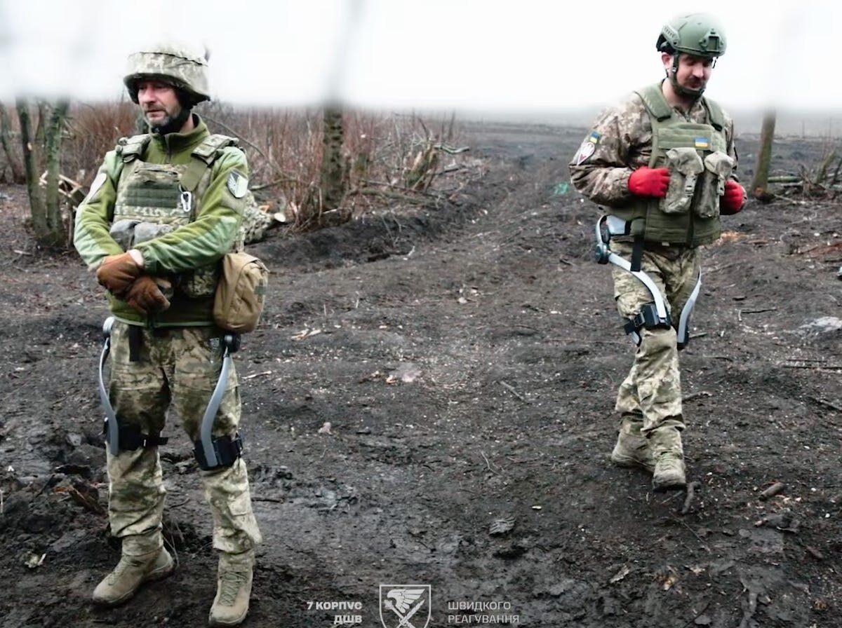Exoscheletele, noul echipament testat de armata ucraineană pe front Unitățile militare ucrainene au început testarea unor exoschelete pentru soldați, dispozitive concepute pentru a reduce efortul fizic și a crește eficiența pe teren