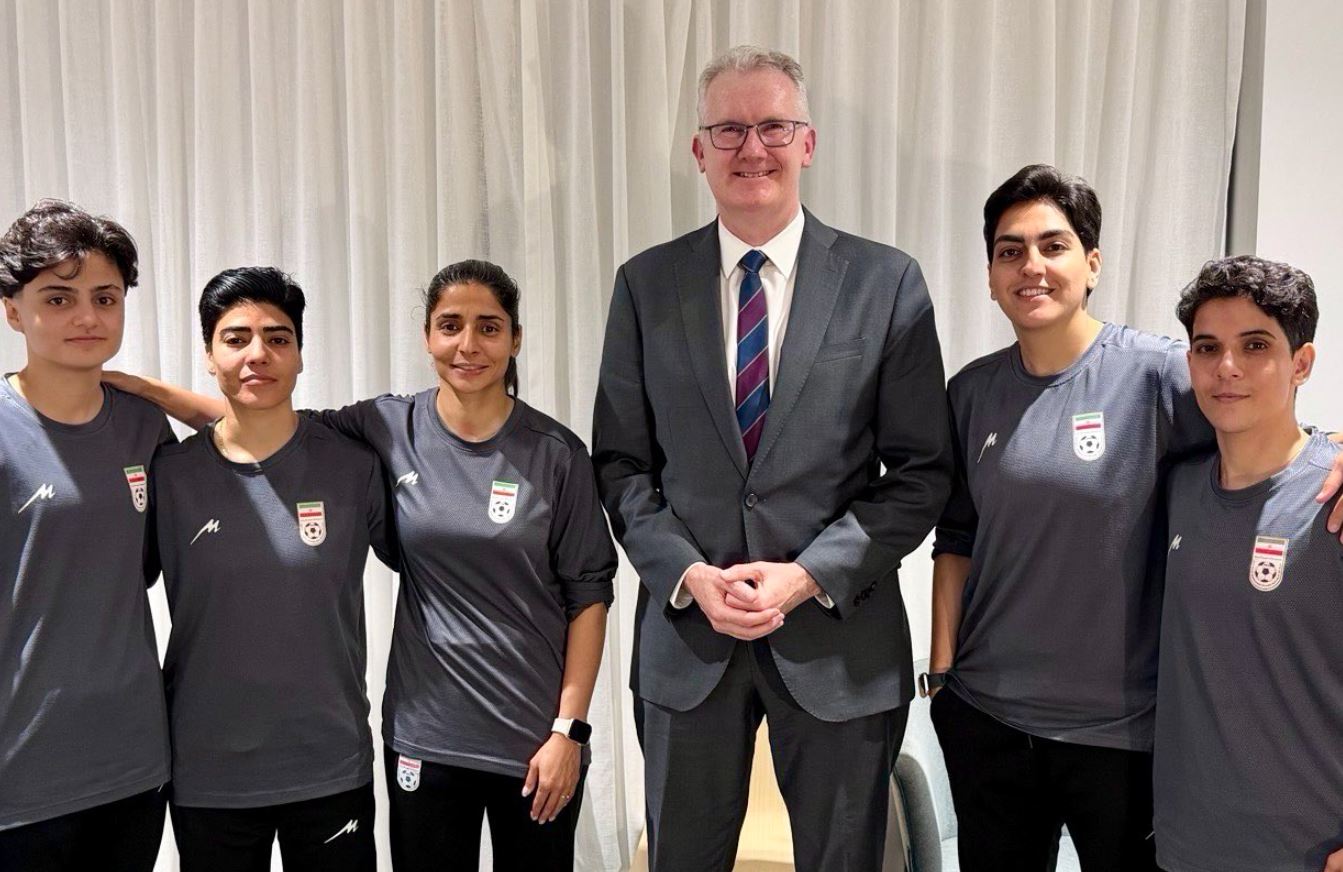 Fotbaliste iraniene care au refuzat imnul, salvate de Australia: vor primi azil Australia a acordat azil umanitar pentru cinci jucătoare de fotbal iraniene care au solicitat protecție, după ce au refuzat să cânte imnul național la un meci din Cupa Asiei