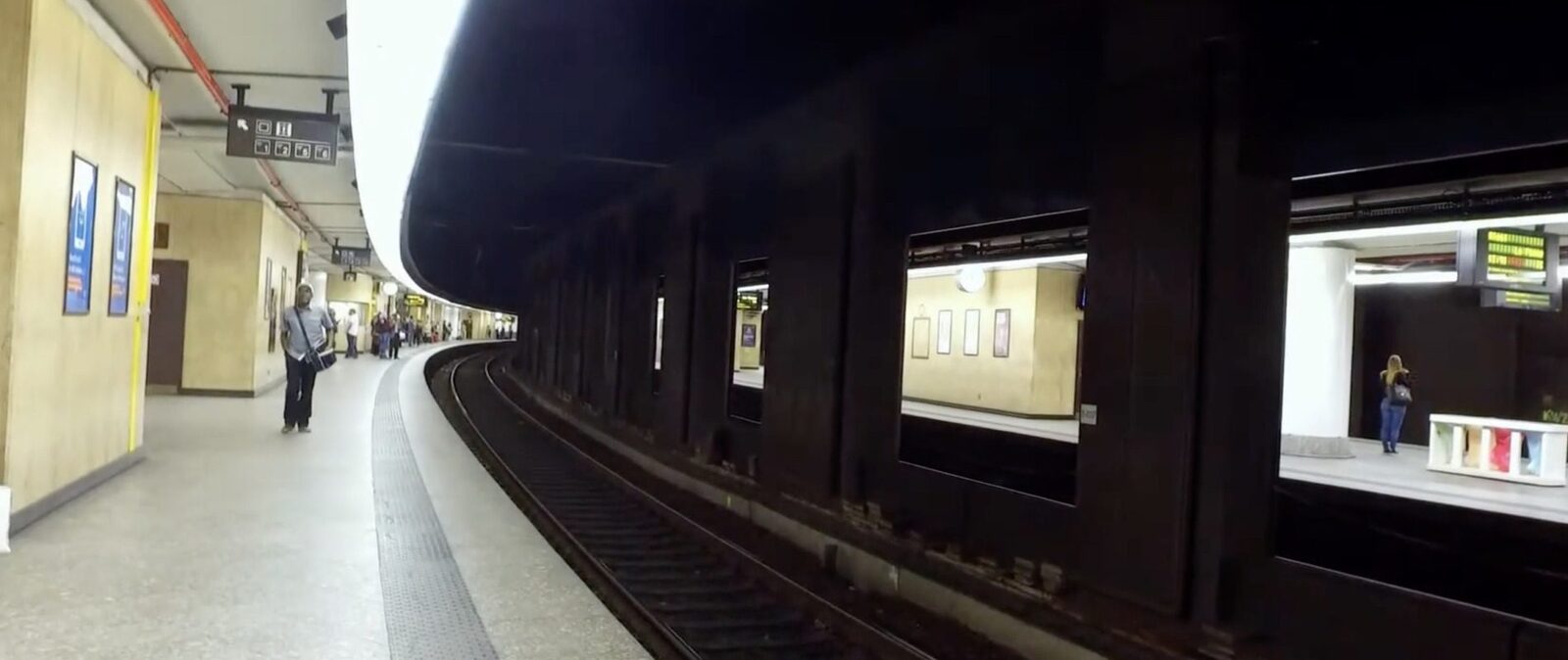 Alertă la Bruxelles: Gara Midi, evacuată din cauza unor colete suspecte Gara Bruxelles-Midi, cel mai mare nod feroviar din capitala belgiană, a fost evacuată luni seară, după ce poliția a descoperit două colete suspecte pe peroanele gării